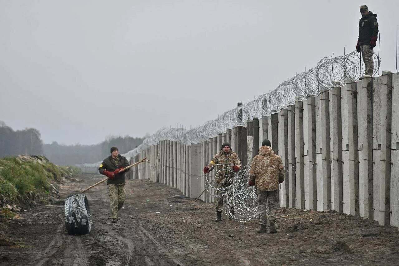 Стена на границе. Забор на границе. Строительный забор. Забор на границе с Беларусью. Видео на границе с украиной