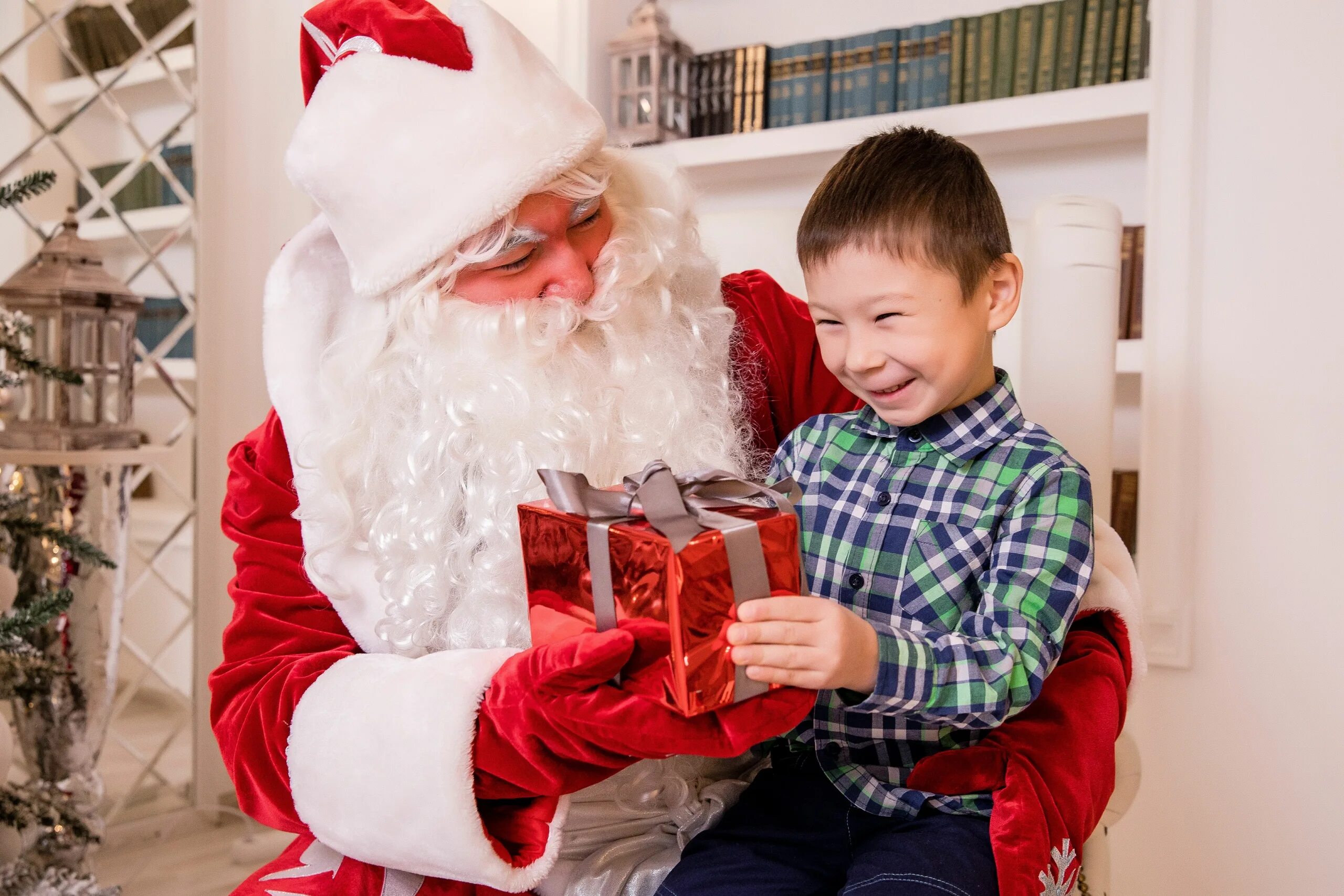 Дети деда мороза. Подарки Деда Мороза. Санта Клаус дарит подарки. Вера в Деда Мороза. Дед Мороз подарки дети.
