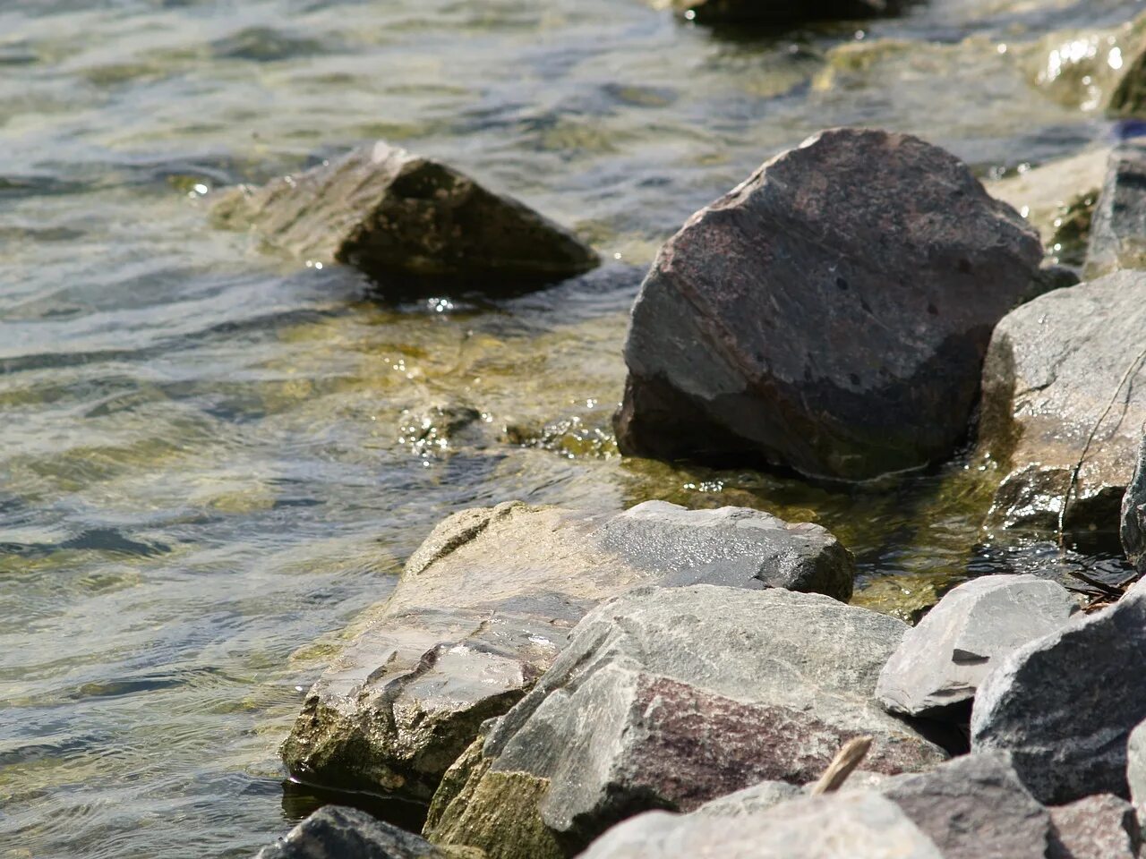 Вода горная порода. Вода из камня. Камень торчит из воды. Плоский камень в воде. Река из камней.