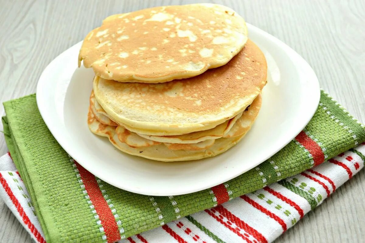 Неполучившиеся блины. Манно-овсяные блины. Влить тесто на сковородку. Блины дрожжевые на молоке. Почему блины получаются толстыми.