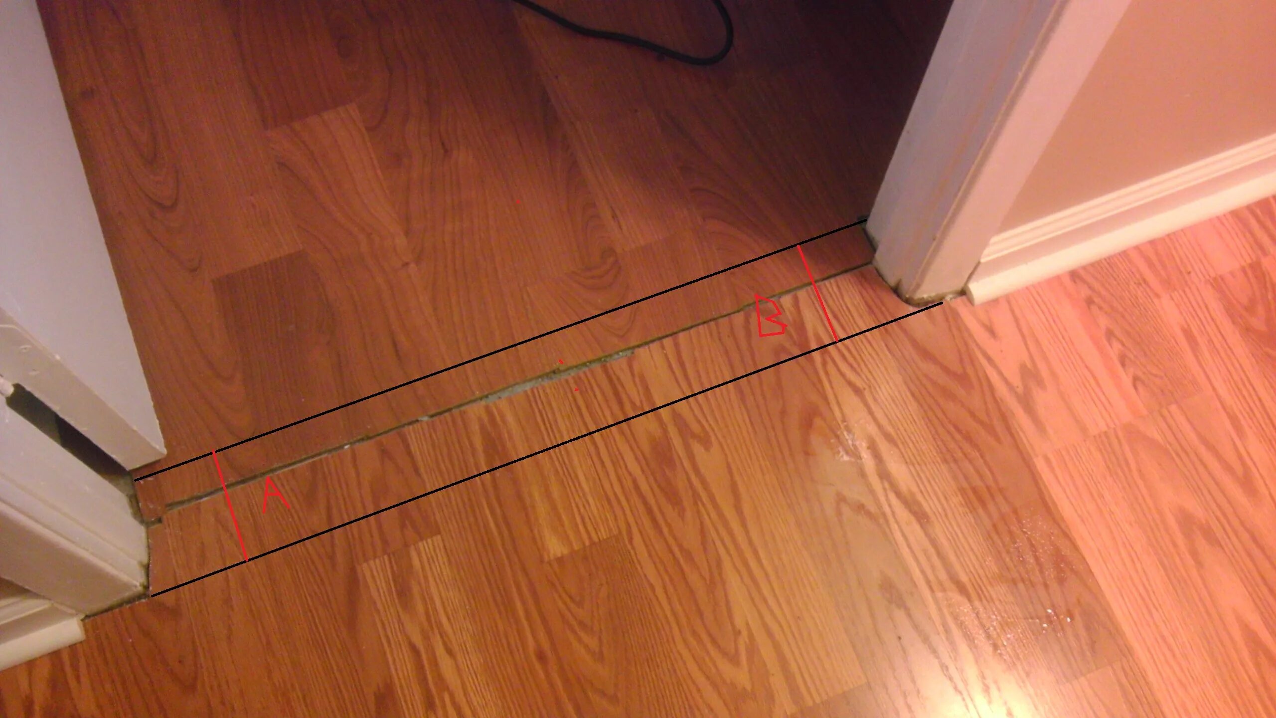 Металлический порожек стык линолеума. Стык ламината в дверном проеме. Как сделать стык линолеума. Стык линолеума и плитки. Укладка линолеума стык в стык.