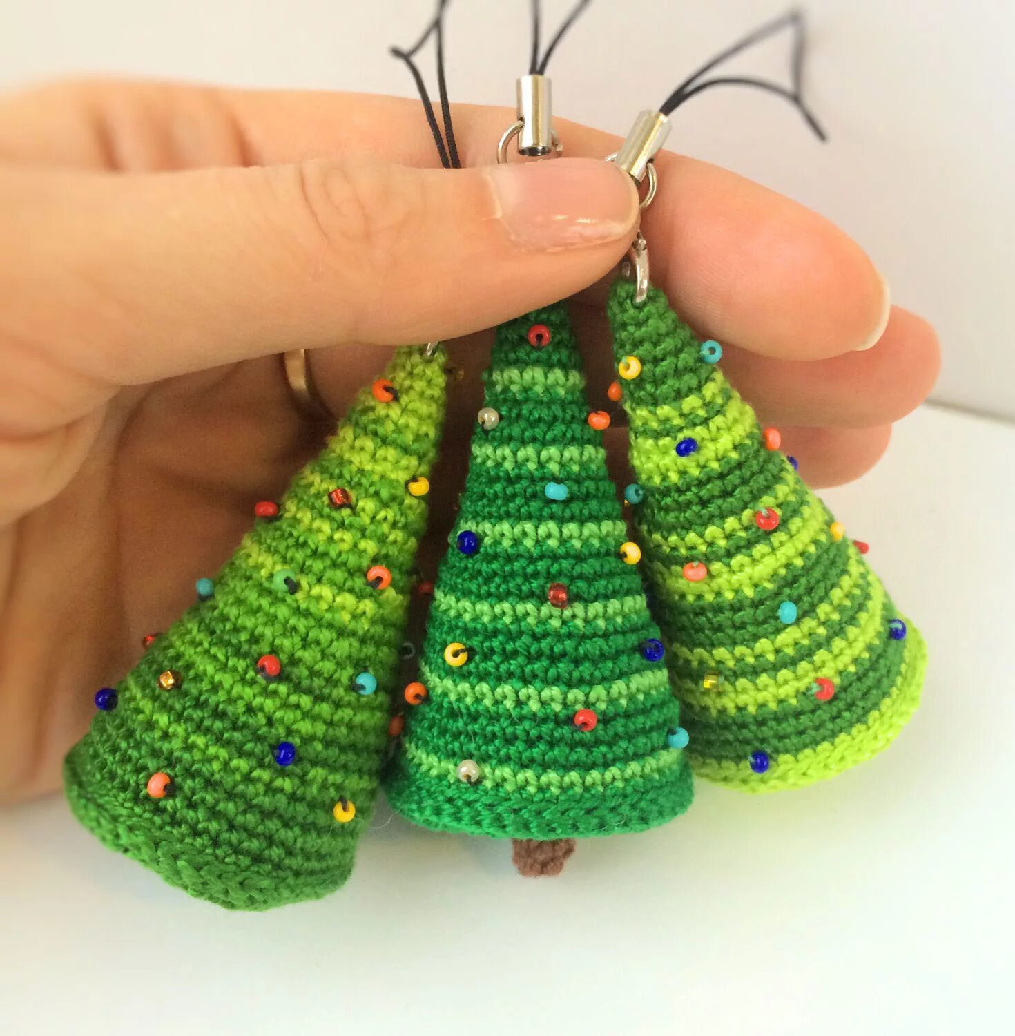 вязаные новогодние игрушки. крючок елочка. новогодняя елка связанная крючком. вязаная елка. крючок елочка.