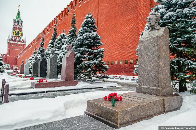 Захоронения у кремлевской стены. Некрополь у кремлёвской стены. памятники у кремлевской стены. киров кремлевская стена. багратян захоронен у кремлевской стены.