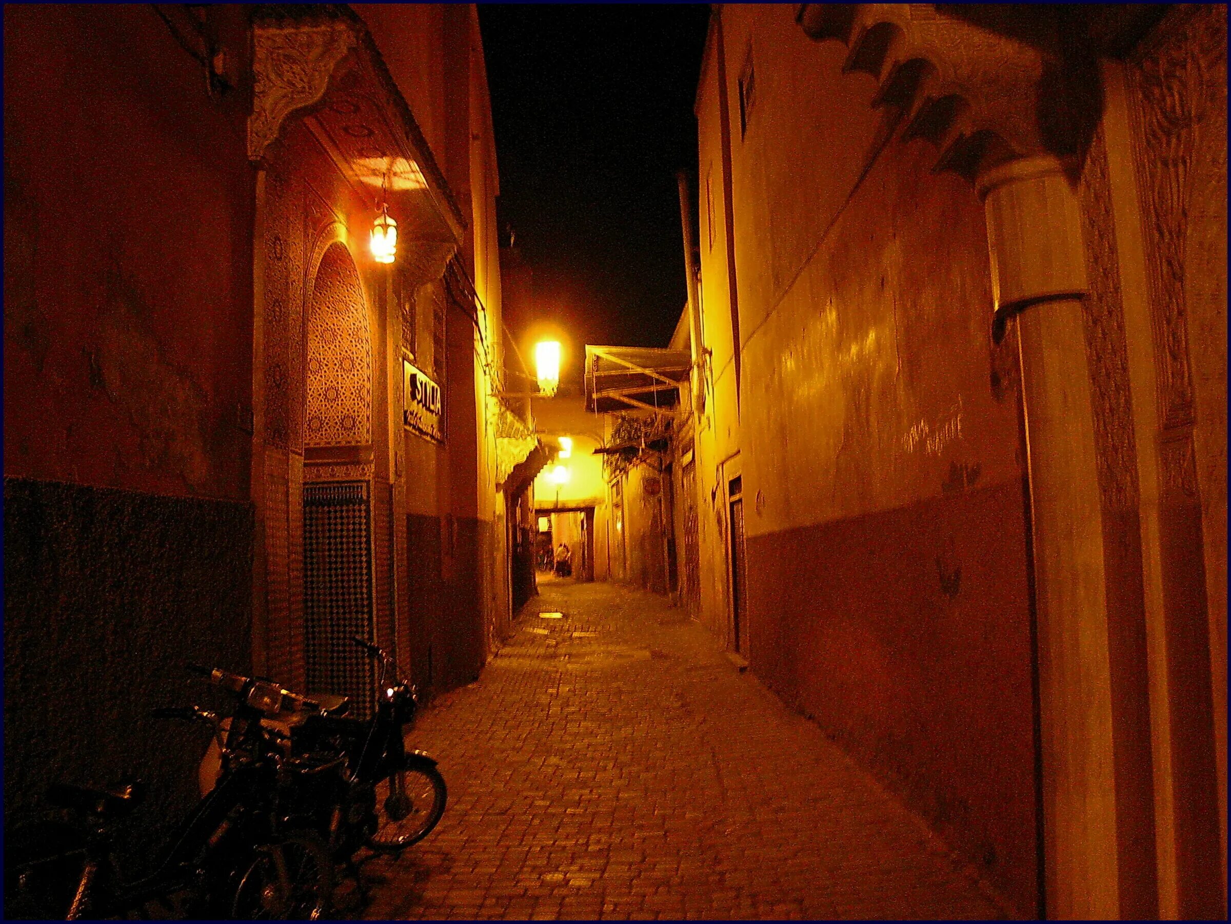 Маракеш улица мама. Марокко Магриб улицы. Марокко Магриб ночь. Марокко Магриб ночь улицы. Марракеш улицы.