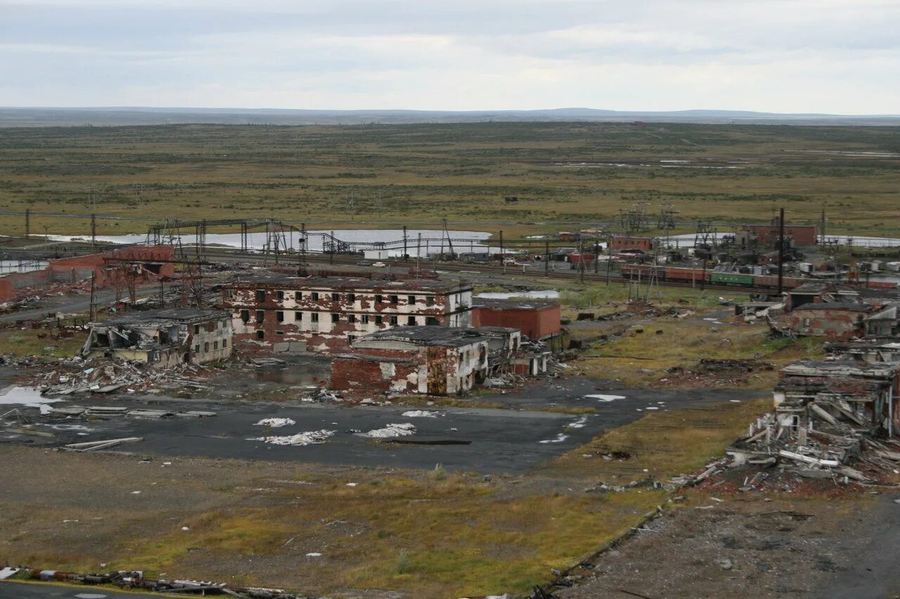 Талнахские горы норильск. Талнахские горы норильск. Норильск безнадега. Алыкель город призрак. Город норильск гора шмидт.