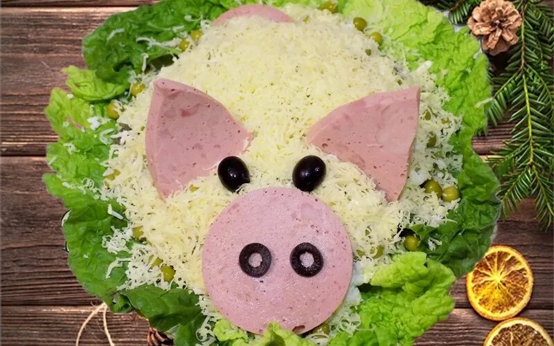 Можно ли свинкам салат. Салат в виде свиньи. Украшение салатов на новый год свиньи. Новогодние салаты свинья. Салат Свинка на новый год.
