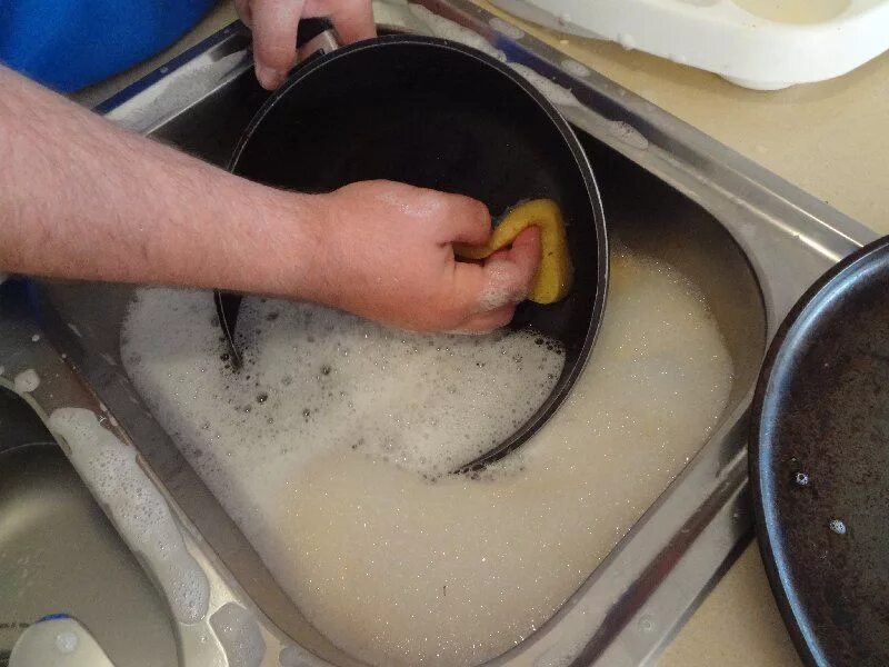 Мытье сковороды. Очистить сковороду от нагара. Очистить сковороду от жира. Очистка сковороды от нагара. Сковородку отмыть от жира и нагара в домашних.