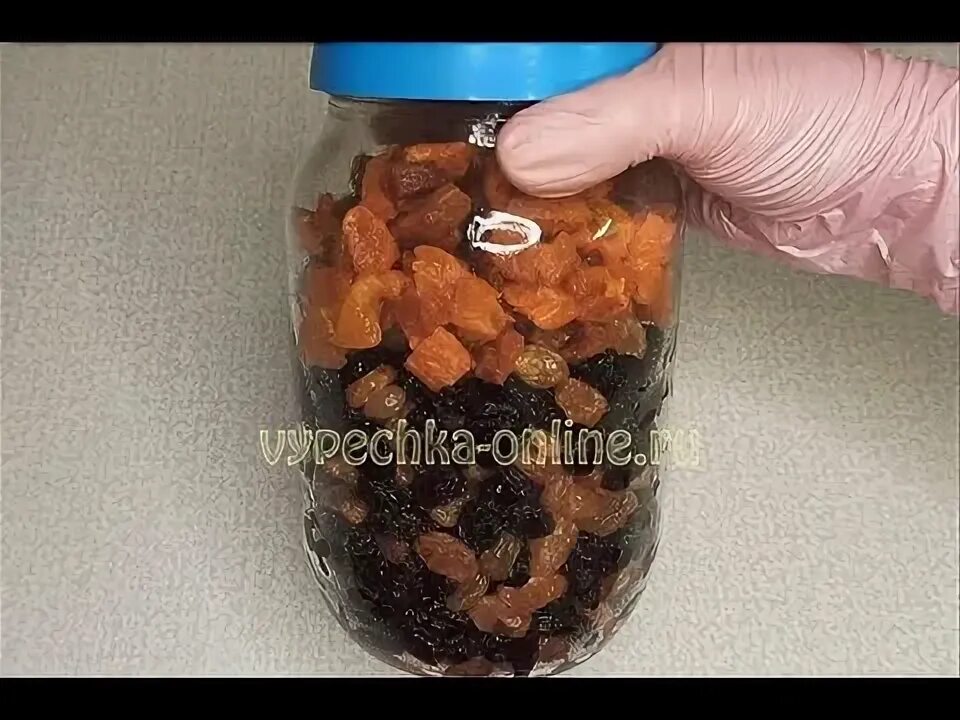 Как замочить изюм для кулича в воде. Кулич с изюмом в коньяке. кулич изюм замочить в коньяке. для кулича цукаты замачиваем в. замочить цукаты в коньяке для кулича.
