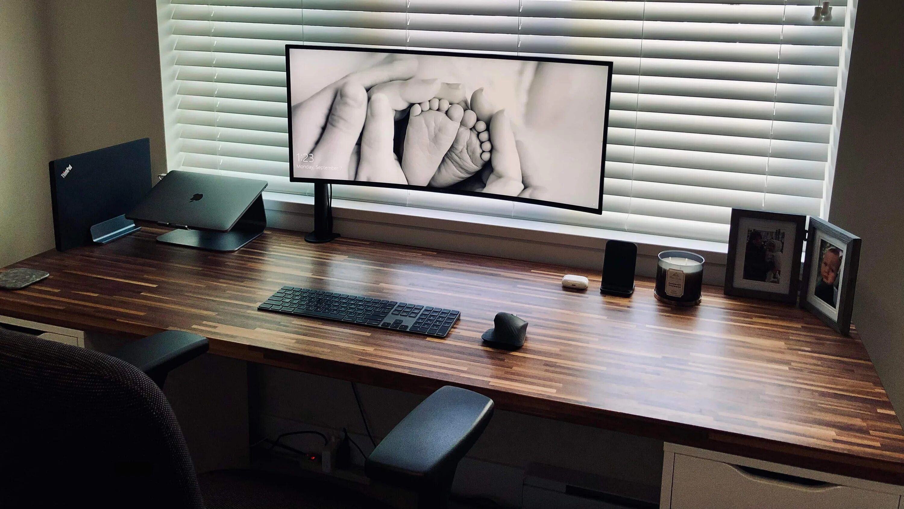 Как сделать рабочий стол прозрачным. Macbook pro setup. монитор на столе минимализм. подставка под макбук рабочее место. минимализм сетап macbook.