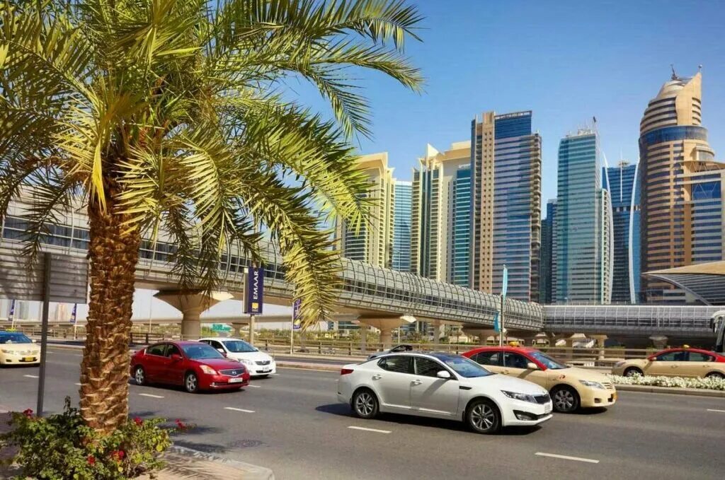 Дубай можно ли в шортах. Дубай Главная улица набережная. Дубай сейчас улица. Главная улица Дубая. Дубай транспорт.
