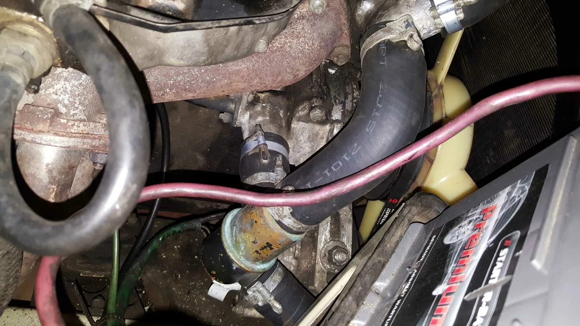 Термостат системы охлаждения лада калина 2 универсал. Термостат ваз 21 124. Нижний патрубок радиатора холодный. Ваз 2112 нижний патрубок радиатора холодный. Ваз 2107 холодный нижний патрубок.