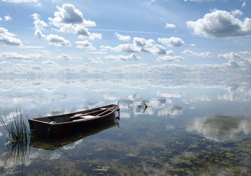 Напиши название катера на отражение в воде. Лодка на воде. отражение облаков в воде. лодка на озере. отражение неба в воде.