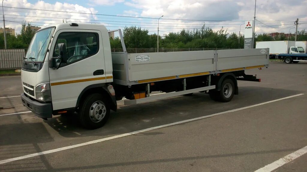 Бортовой грузовик 5 тонн. Митсубиси Фусо 3.5 тонн. Fuso Canter бортовой. Мицубиси Фусо бортовой 5 тонн. Мицубиси Фусо 6 метров.