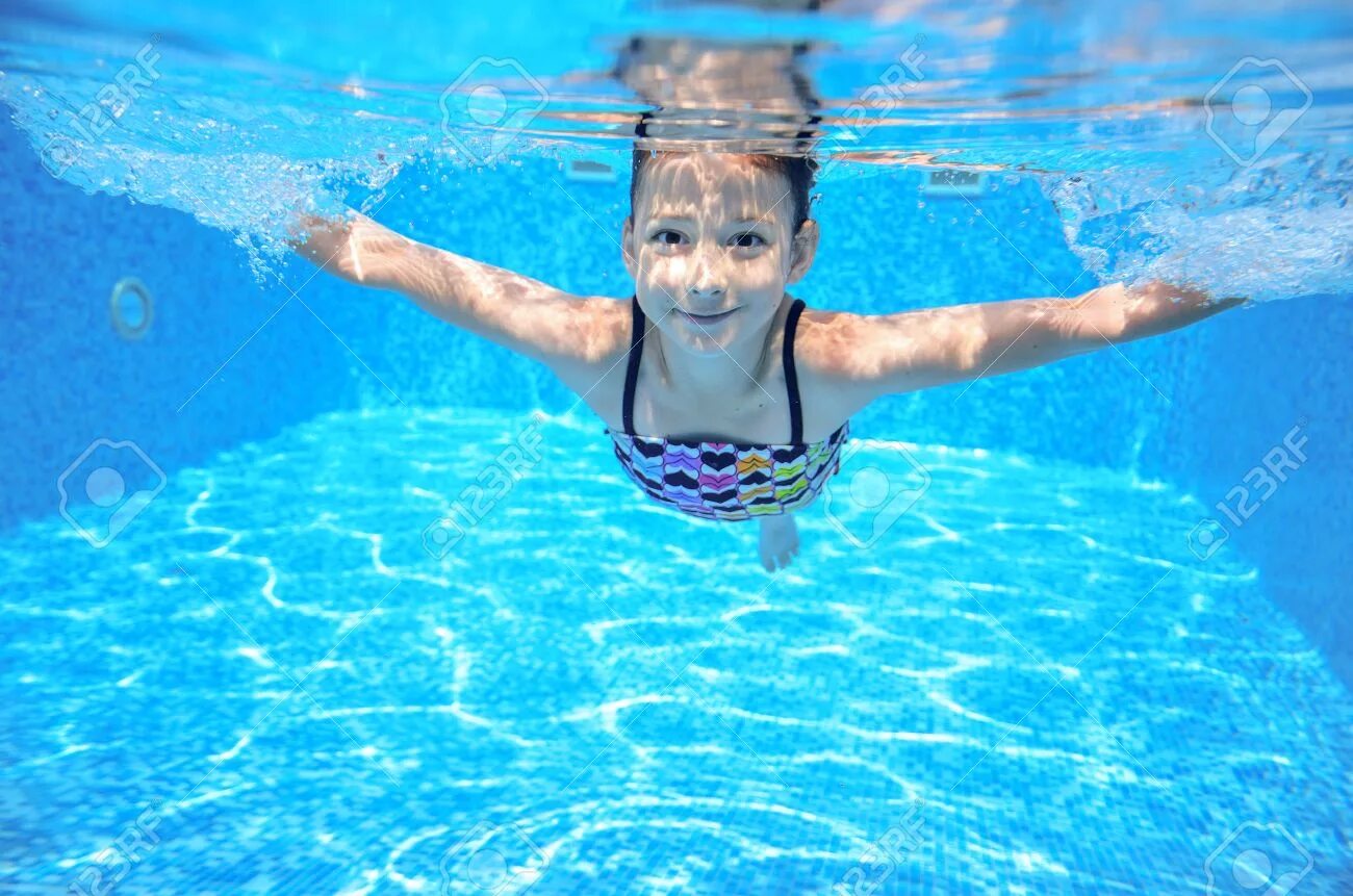 Плавание девочки 10 лет. Девочка плавает в бассейне. Гаина дарья. Купальник для плавания. Синхронное плавание дети.