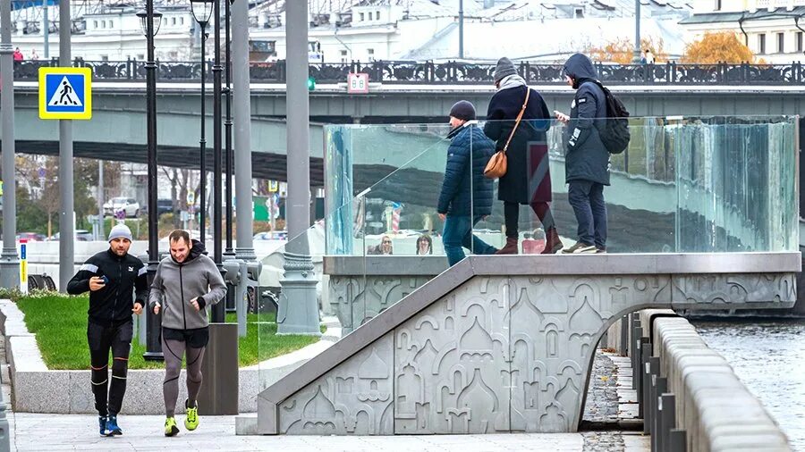 Ветер в москве сегодня когда закончится. Жители Москвы. Москва сейчас. Дождь в Москве. Дождливый день в Москве.