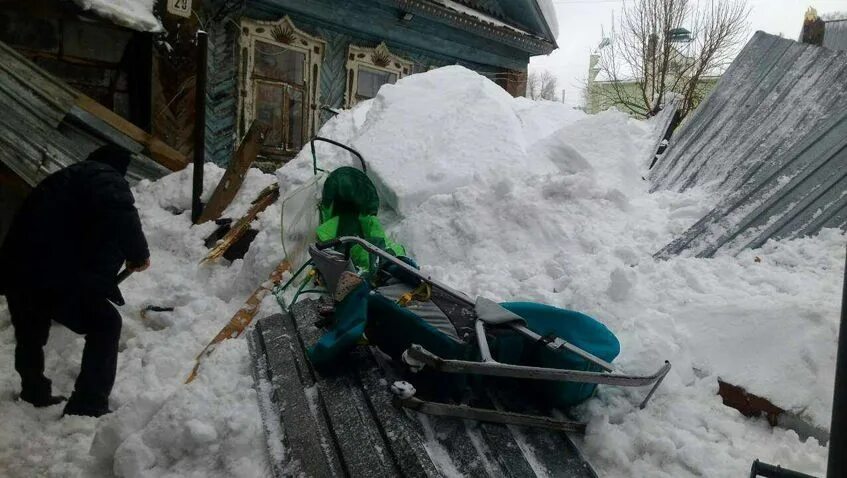 Снег с крыши на дорогу. Отсекатель снега на крыше. Завалы снега в Ижевске. Крыша для санок.