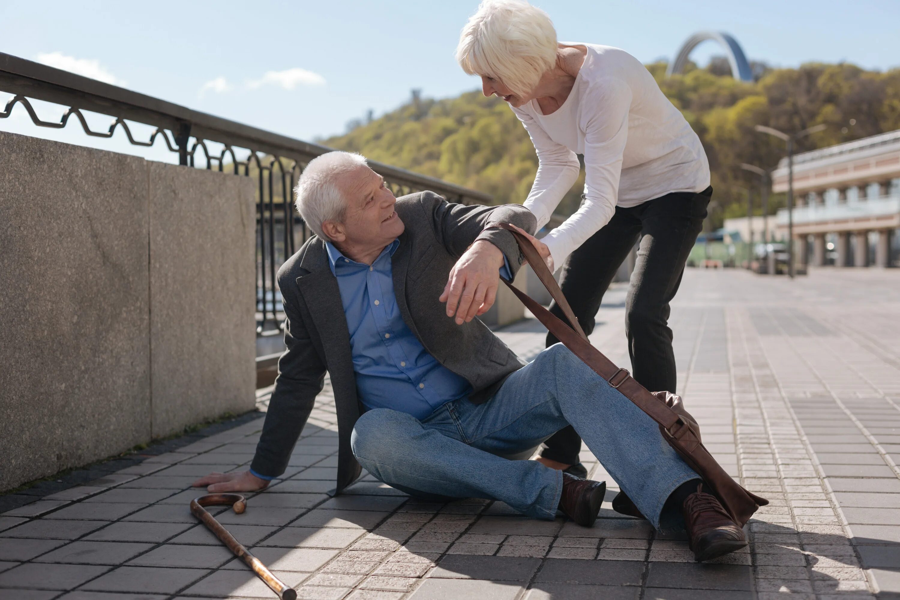 Падение пожилых людей. Помогать старикам. Пенсионеры гуляют. Против воли пожилых