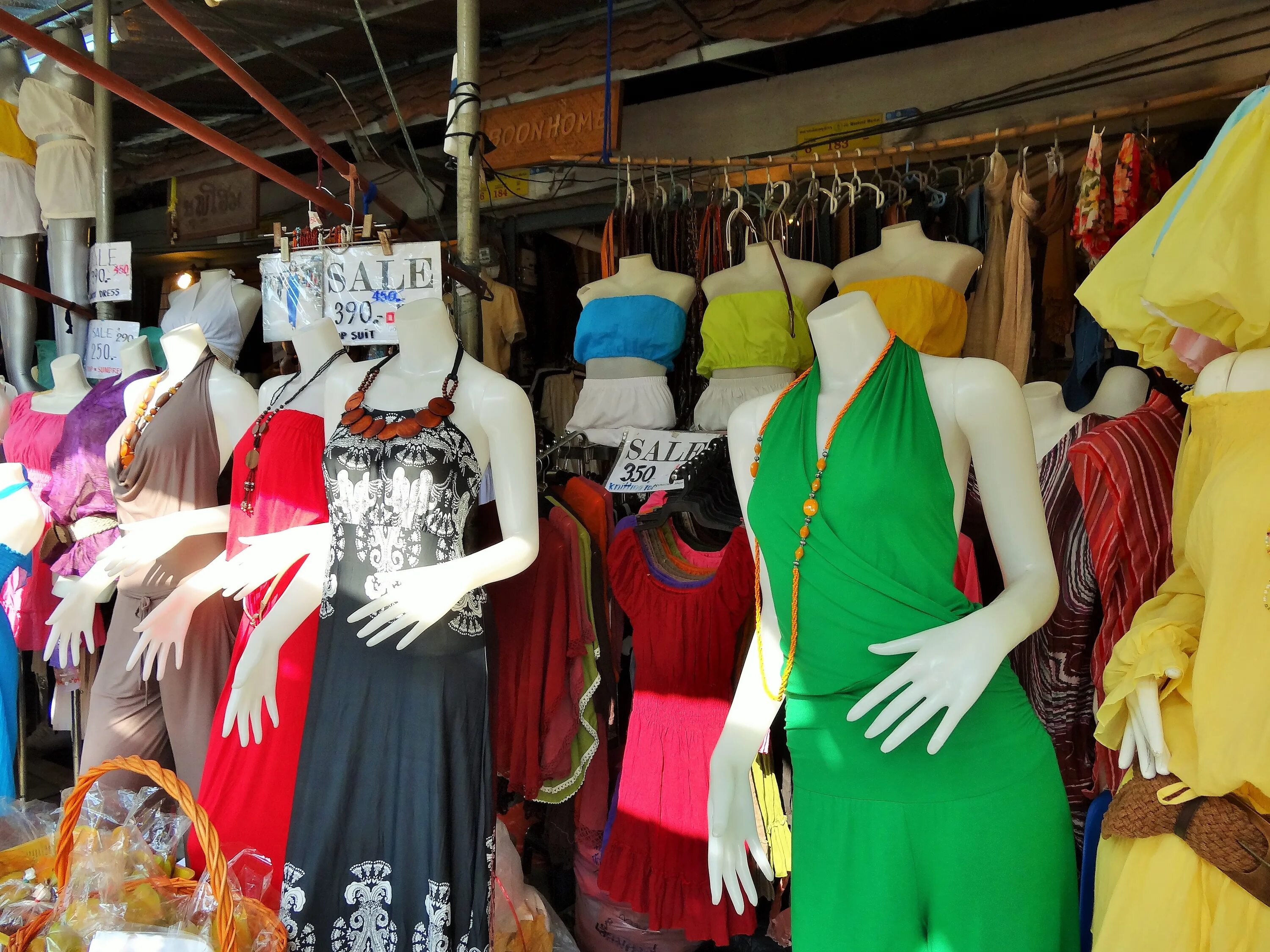Рынок одежды. Тайланд рынок. Таиланд рынок одежды. Рынок одежды в Паттайе. Бангкок одежда