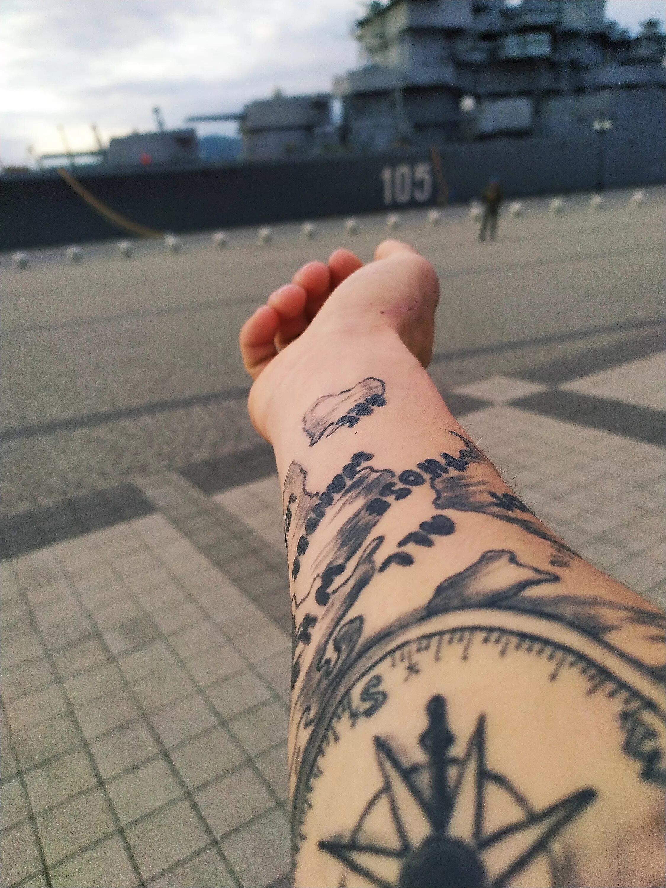 Бегущий по лезвию тату. Олд скул на кисти. Самые необычные места для тату. Тату плечо продолжение. Тату иисус на руке.