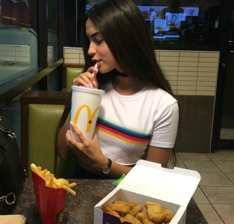 Mcdonald s mom anna anon. Селфи в кафе девушка. Красивая девушка в Макдональдсе. Селфи девушки с едой в кафе. Девушка в Макдональдсе без лица.