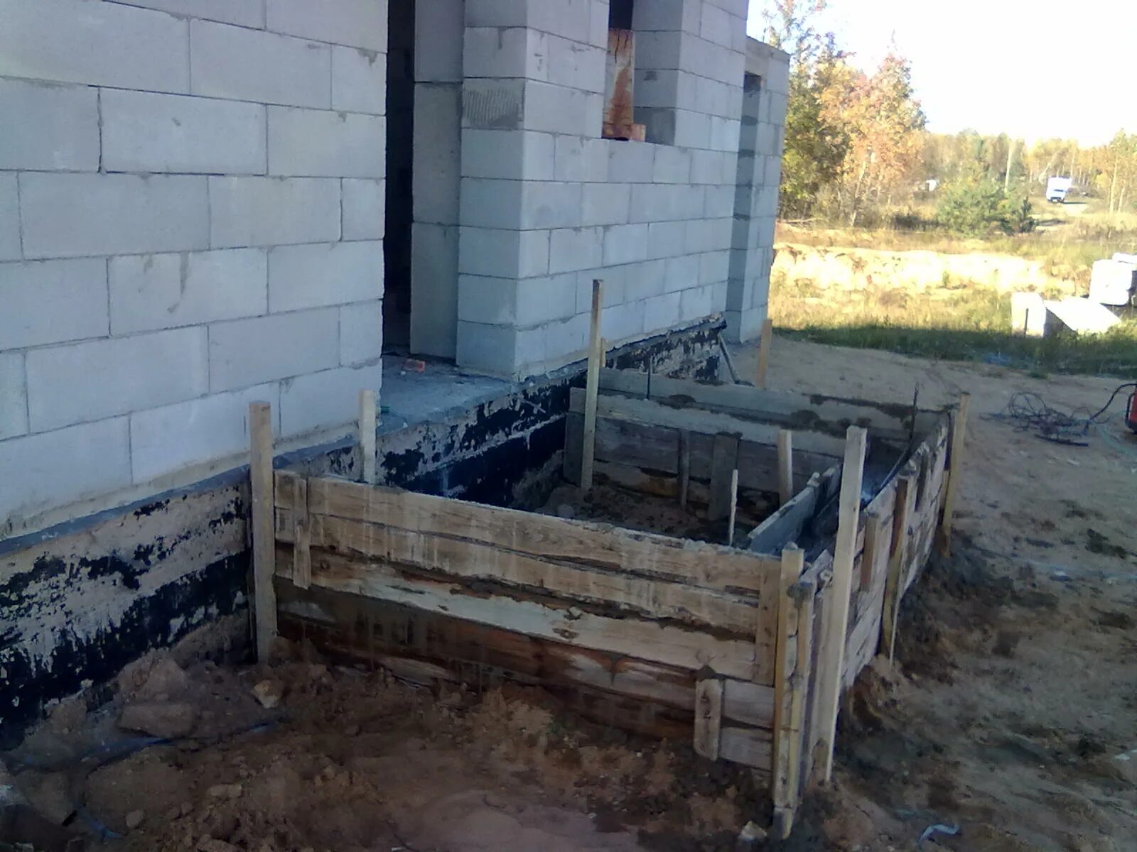 Фундамент пристройки крыльца. Фундамент для крыльца из бетона. Опалубка для бетонных ступеней крыльца. Опалубка для крыльца со ступеньками. Фундамент под крыльцо.