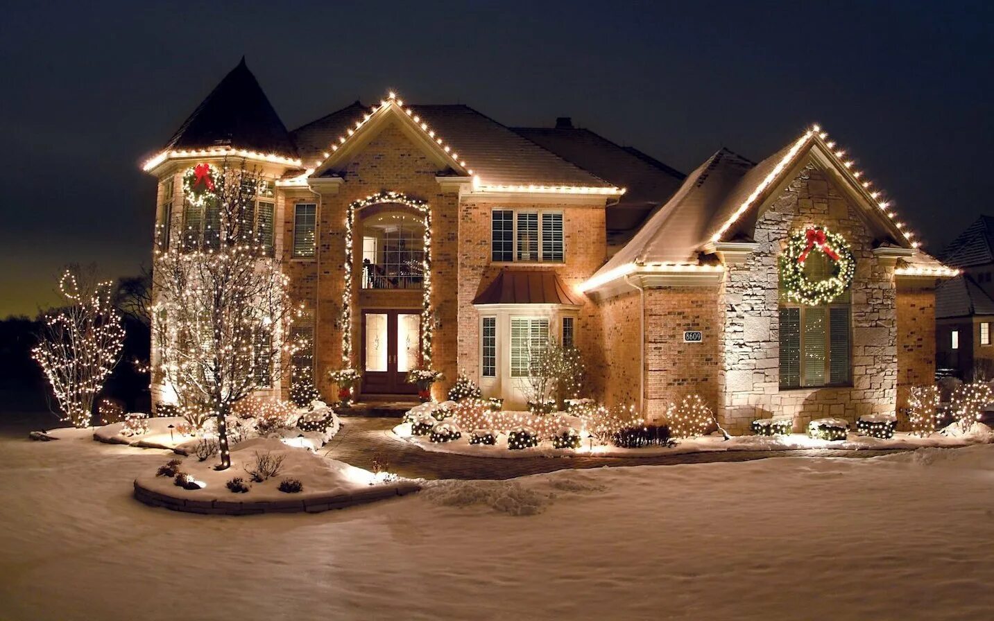 Красивый новогодний дом. Новогодний интерьер. Нг дома. Украшение фасада гирляндами. Новогодняя комната с елкой.