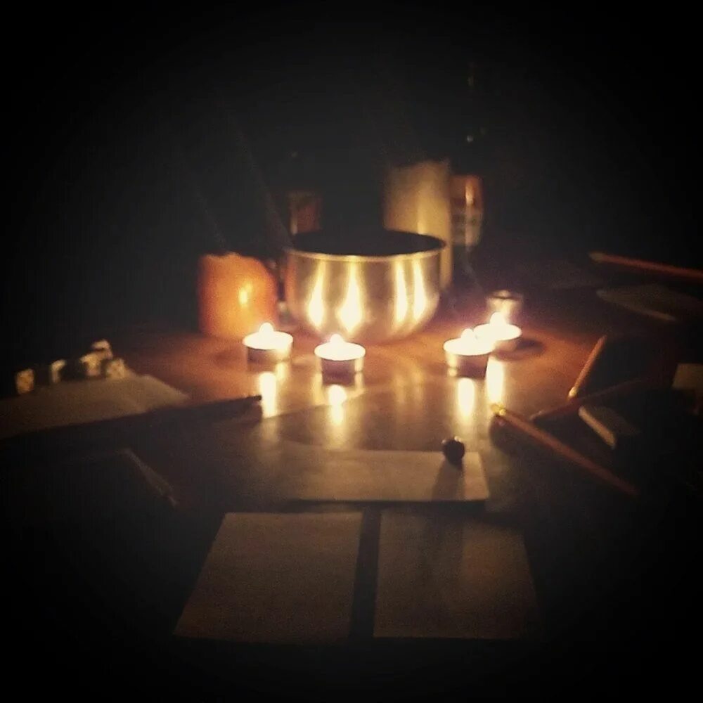 задувает свечи на торте. десять свечей. игра свечка. игра свеча. игра со свечками.