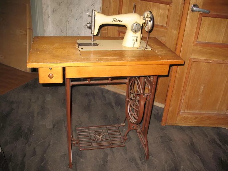Старая ножная швейная машинка цена. Швейная машинка финская тикка. Швейная машинка Финляндия Tikka. Швейная машинка тикка ножная. Швейная машина тикка Финляндия 1958 г.