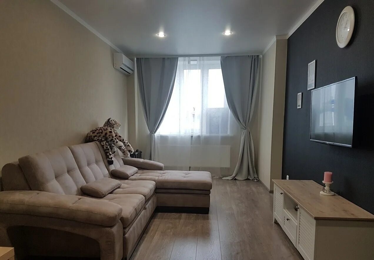 Шахты ворошилова 17. Калинина 2 шахты квартира. Студия квартира самара. Квартиры на шевченко с черной гостиной. Квартира жк лазурный астрахань.