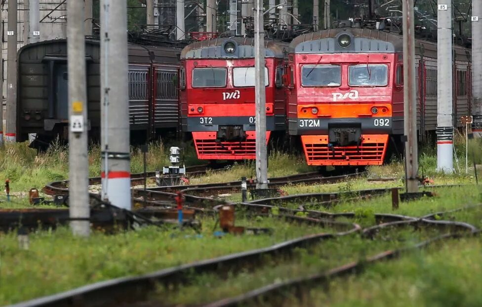 Электричка белые берега. Эд4м-0220. Головной вагон электропоезда эд4м. Эд4м 0457. Электричка белая поезд.