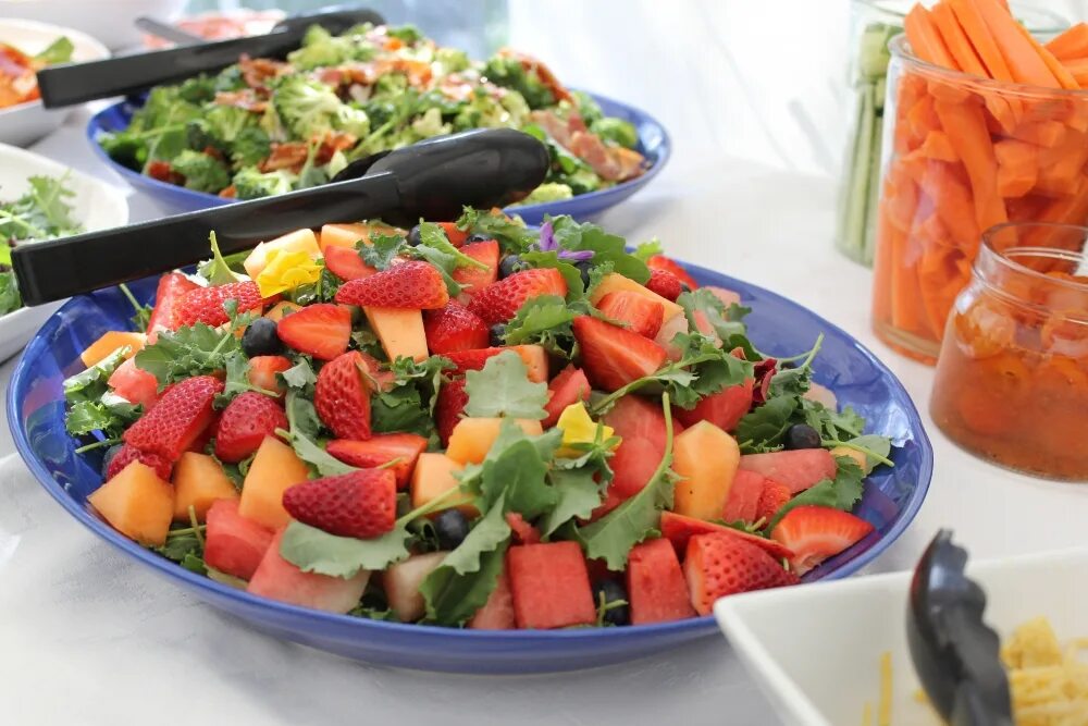 Овощной салат. Салаты из овощей и фруктов. Салат с фруктами и овощами. Летний овощной салат.