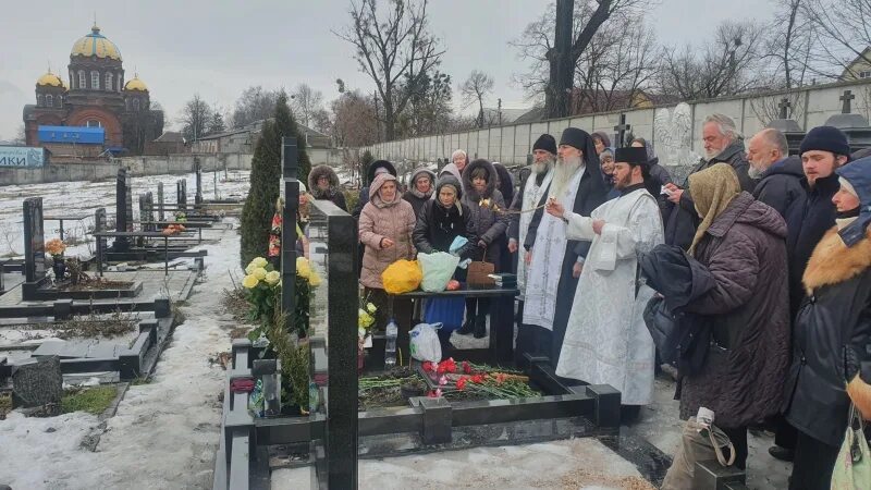 Православная могила. Панихида читаемая на кладбище. Панихида читаемая на кладбище. Могила митрополита сергия воскресенского. Радоница на кладбище.