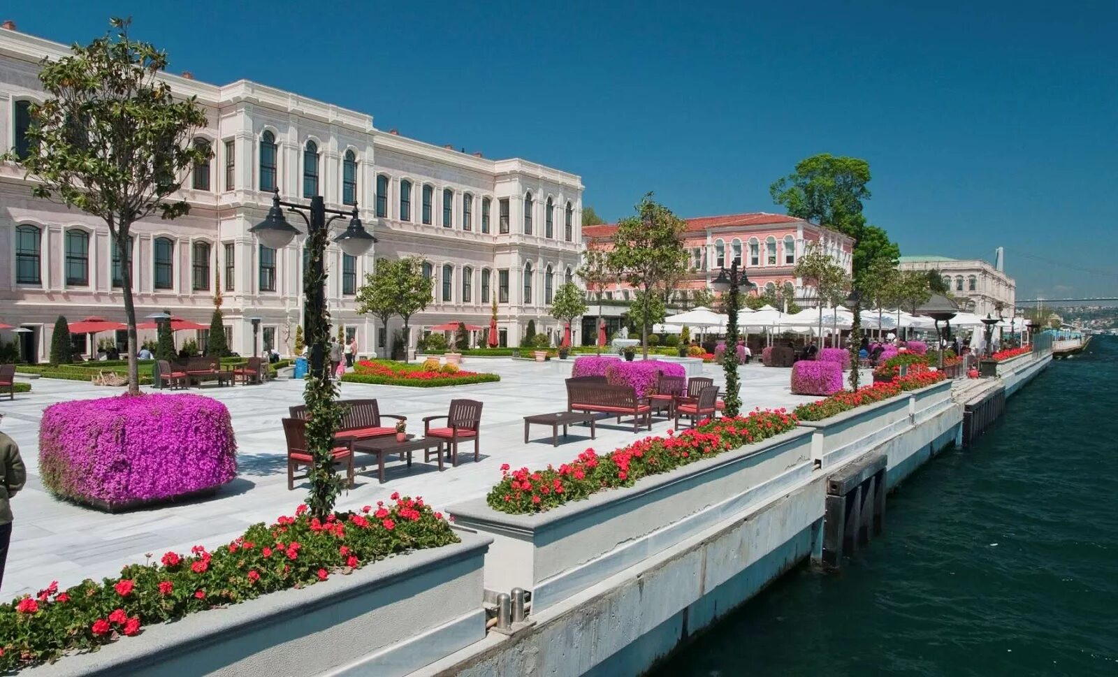 Стамбул времена года. Four Seasons Bosphorus Стамбул. Отель 4 Seasons Стамбул. Four Seasons Hotel Istanbul at the Bosphorus. Four Seasons Hotel Стамбул Босфор.