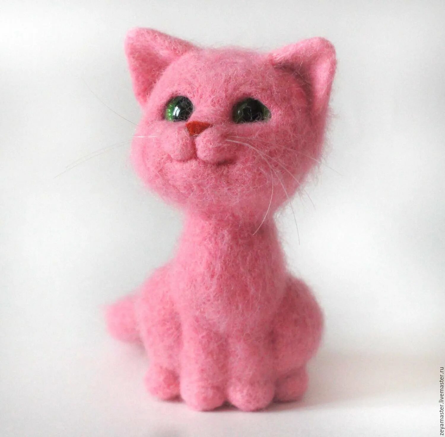 Кошка розового цвета. Розовый котенок. розовая кошка игрушка. игрушки из шерсти. мягкая игрушка розовая кошка.