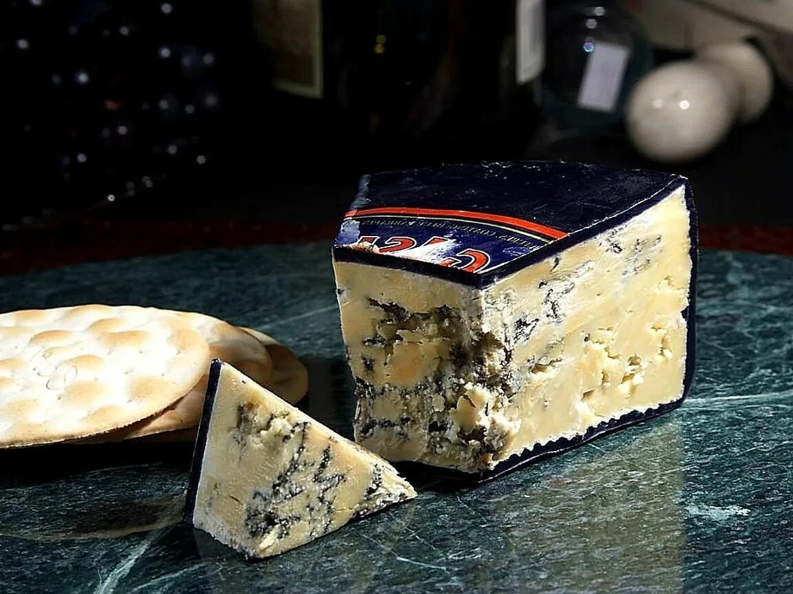 Запечь сыр с плесенью. Сыр Blue Cheese. Сыр с плесенью. Голубой сыр. Сыры с плесенью.