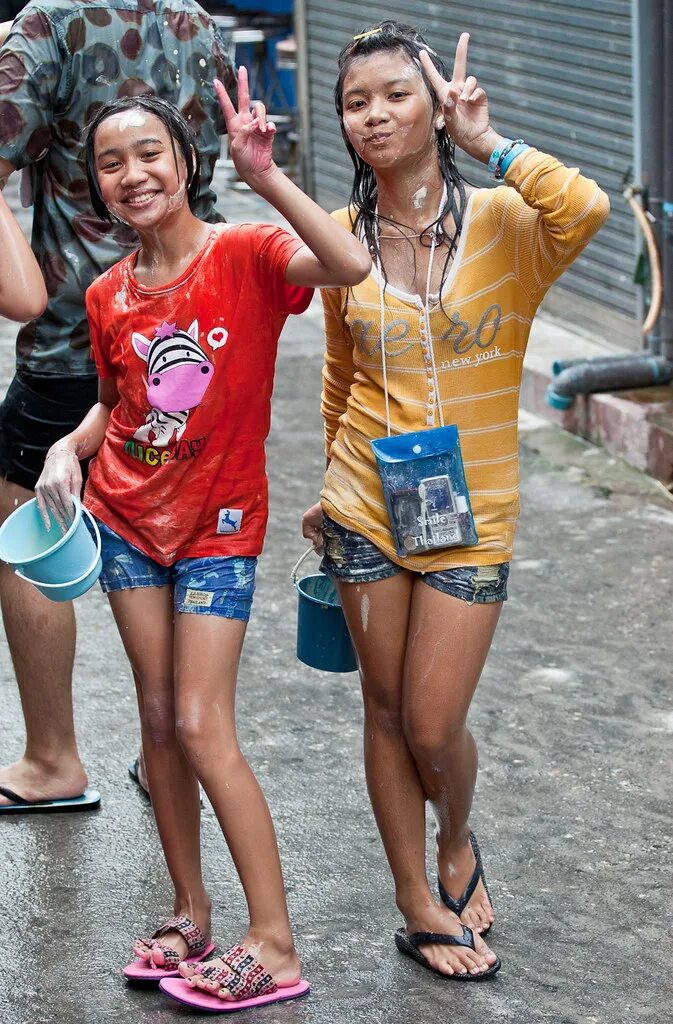 Тайки подростки. Songkran Silom. Тайки. Тайский новый год Сонгкран. Тайку подростка.