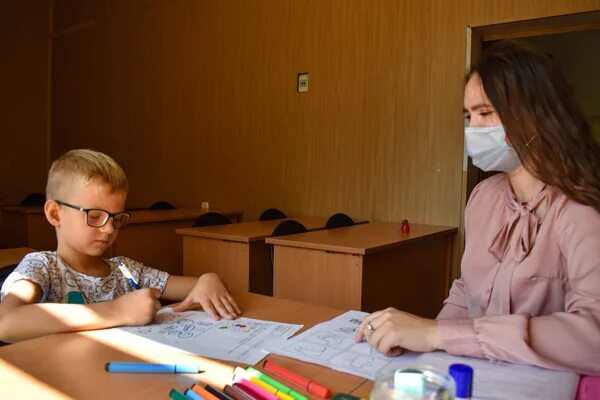 Логопед в школе. Логопедия в школе. Групповые занятия логопеда в школе. Логопед и школьник.