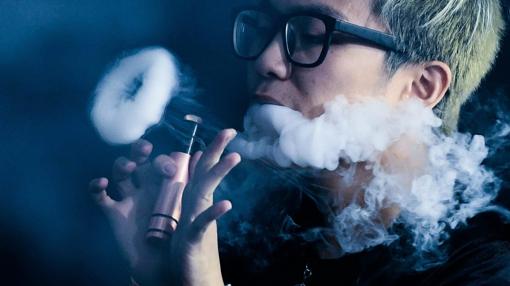 Человек с электронной сигаретой. Человек курящий вейп. Электронные сигареты и подростки. Подростк с электронный сигаретой.