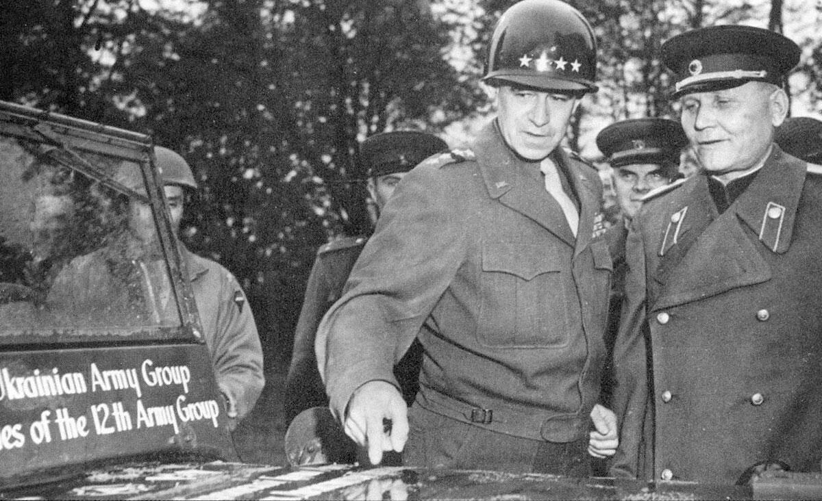 Командующий 3 м украинским фронтом. Встреча на Эльбе Конев Брэдли. Маршал Конев 1945. Маршал Конев на фронте.