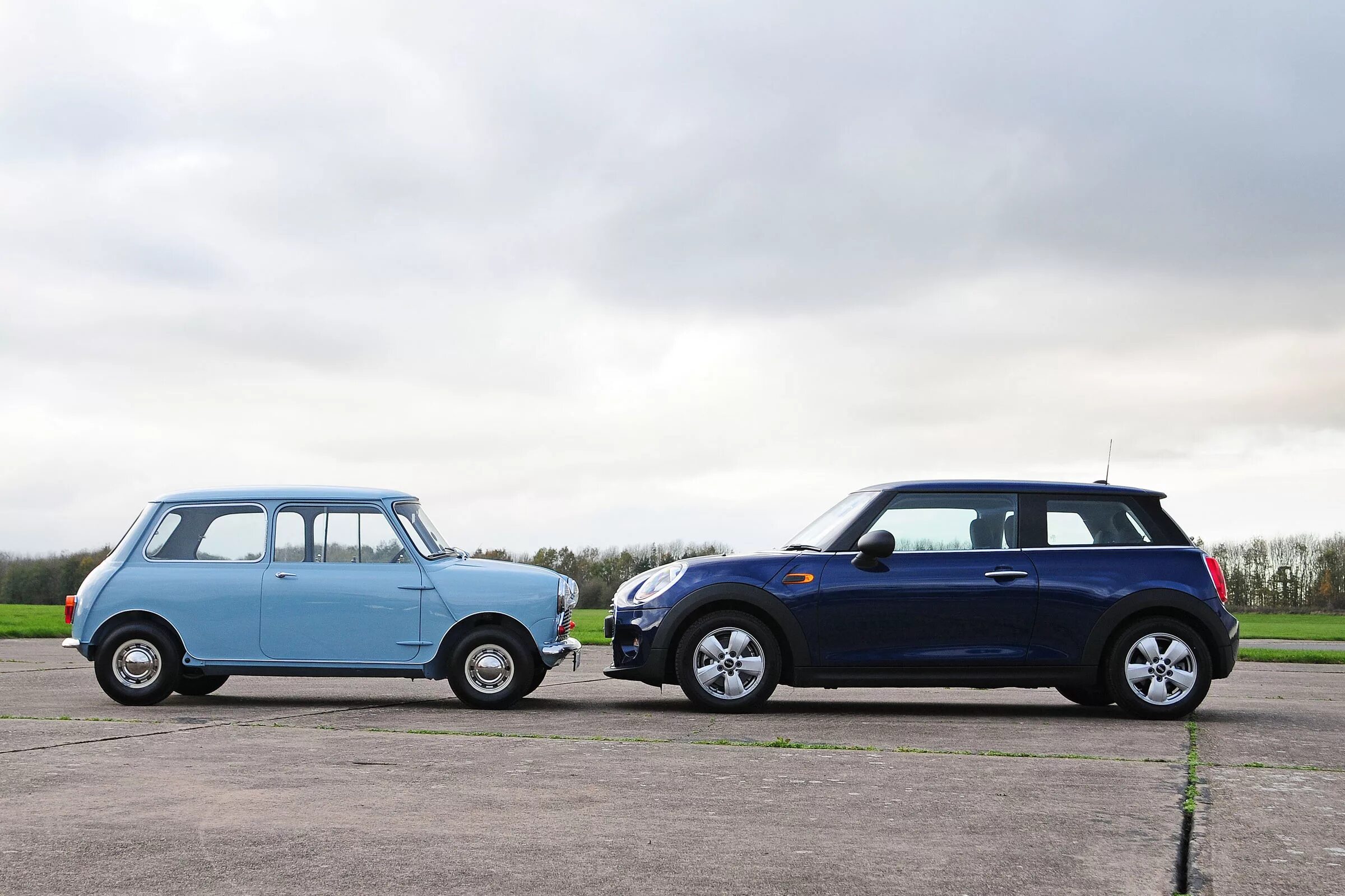 Mini Cooper old vs New. Мини Купер vs Ока. Mini Cooper Старая и новая. Mini старый и новый.