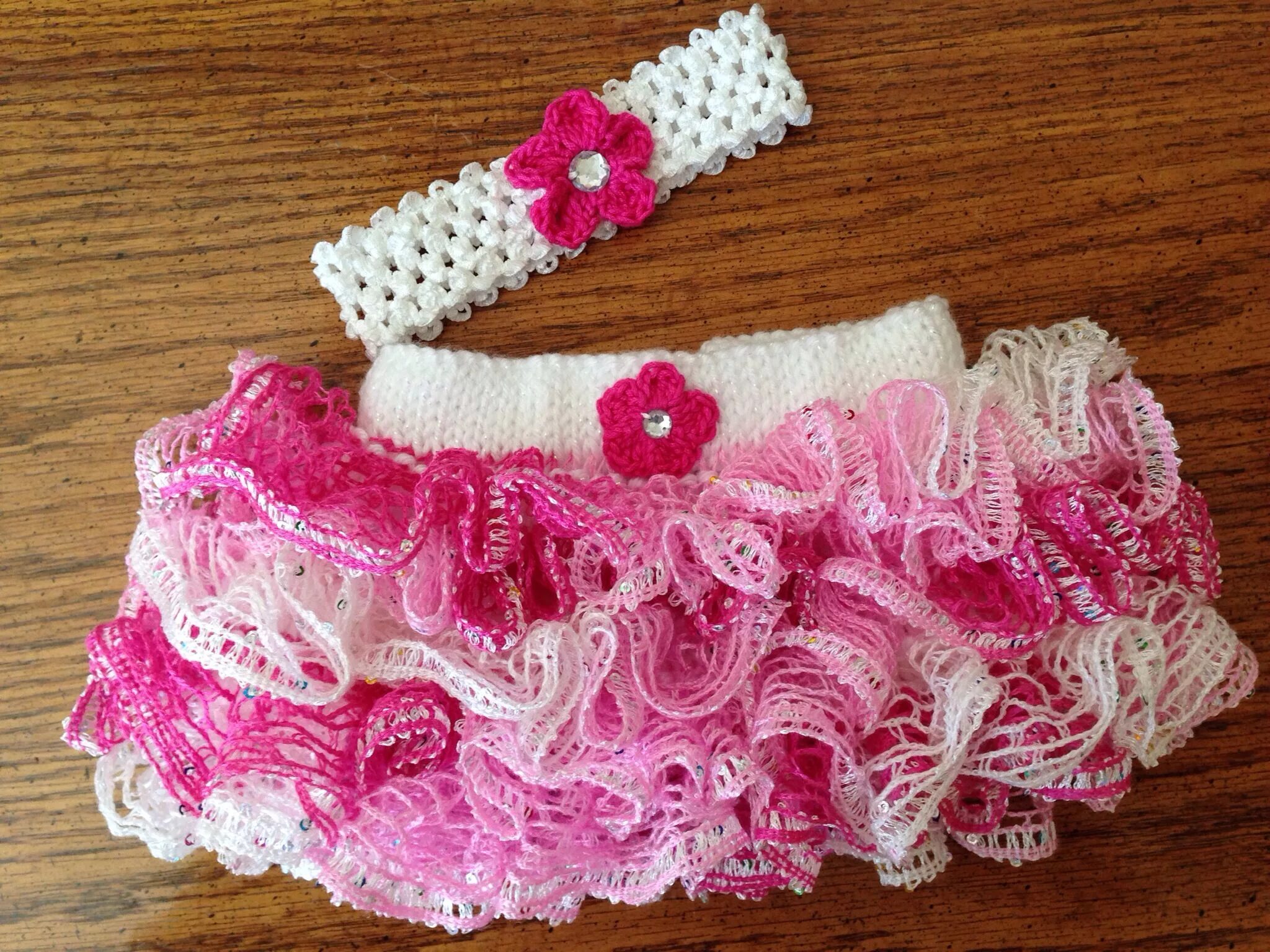 Рукав рюша крючком. Платье с оборками крючком для девочки. Вязан рюш. Вязание крючком рюши. Вязан рюш.