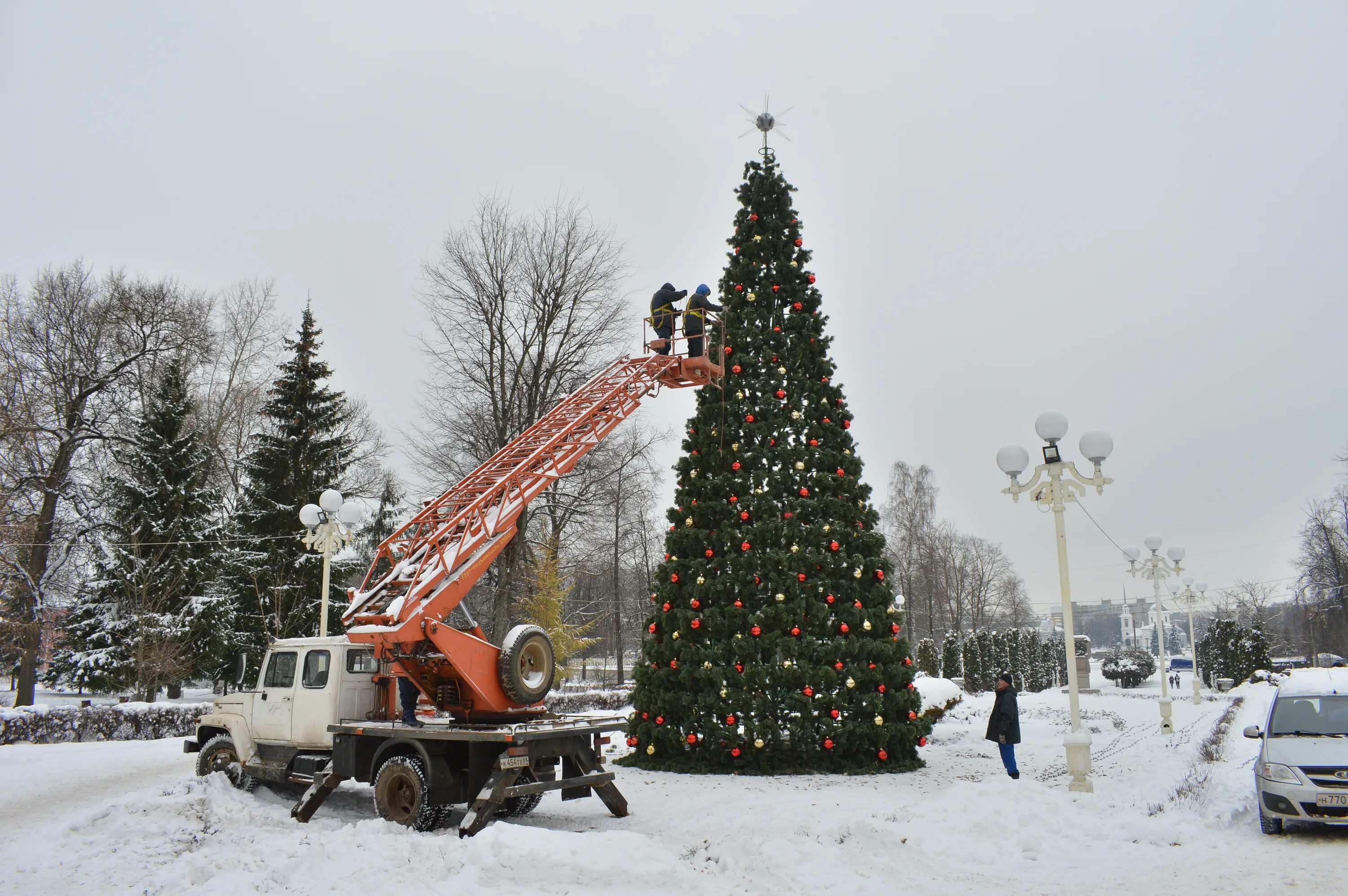 новогодняя елка. наряжаем елку. наряжаем елку. новогодняя елка в квартире. новогодняя елка в доме.