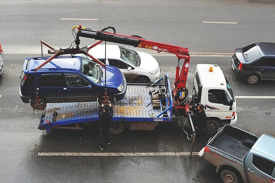 эвакуатор увозит машину. эвакуация тс. эвакуатор увозит авто. Faw 1083 манипулятор-эвакуатор. эвакуация тс.