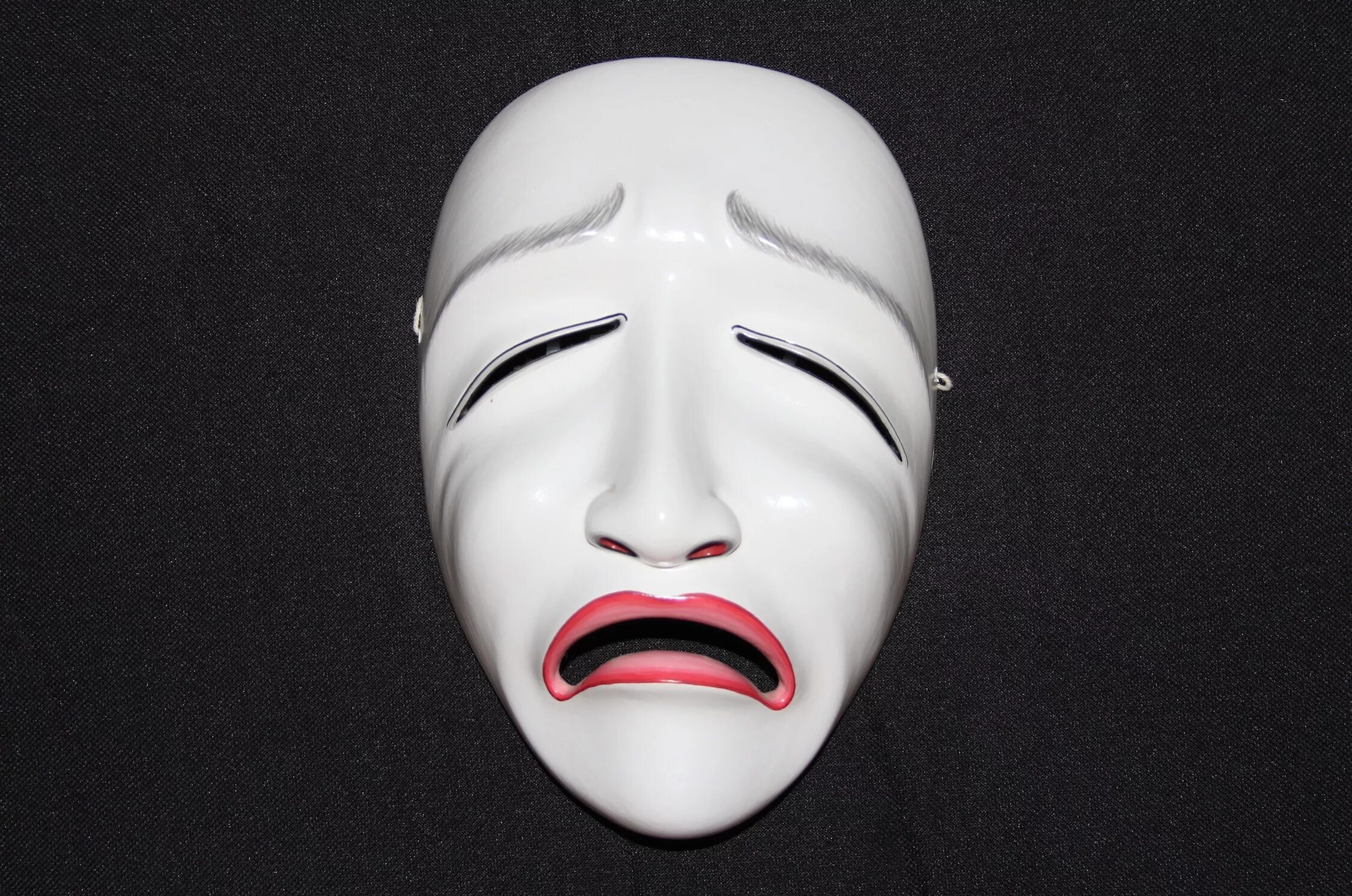 черно-белая маска. грустная маска. белая маска. фотосессия с белой маской. театральная маскмаска.