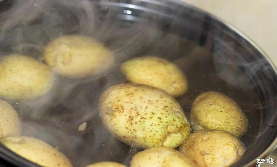 Есть ли вода в картошке. Картошка варится. Картошка в мундире в воде. Картошка в кастрюле. Кипящий картофель.