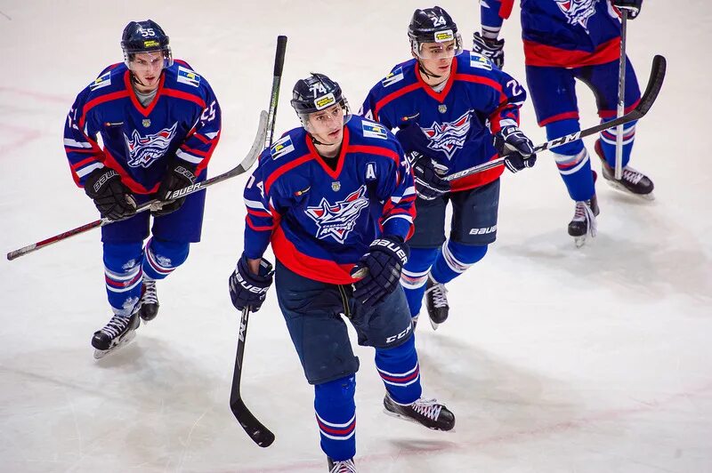 Сахалинские акулы атлант прогноз. Сахалинские акулы мхк динамо москва результат окончательно. Кхл 2021 динамо минск. Сахалинские акулы 2006. Сахалинские акулы 2006 г.