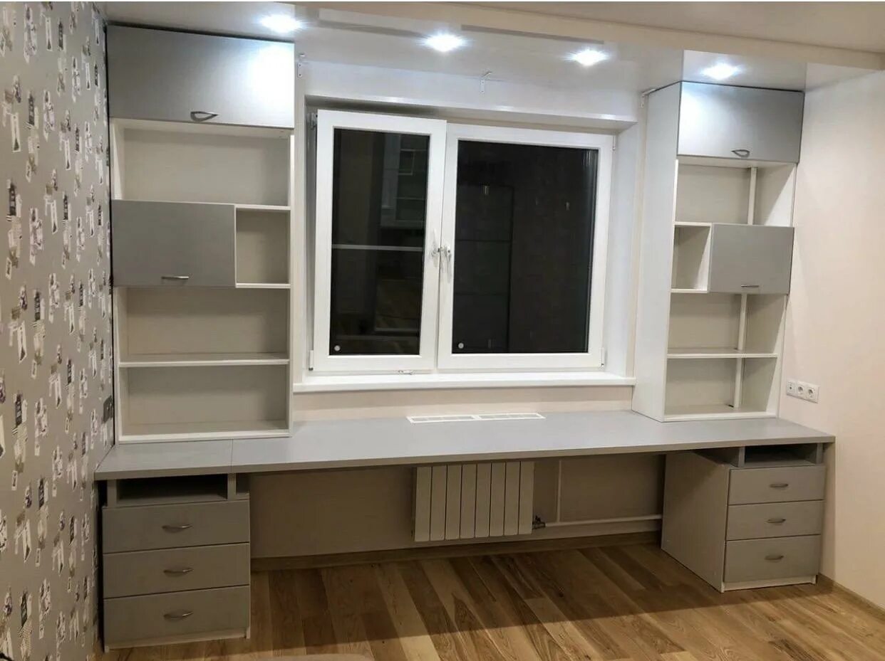 стол у окна для школьника. встроенный стол в детскую. шкаф возле окна. встроенный письменный стол у окна для школьника. шкаф вокруг окна со столом.