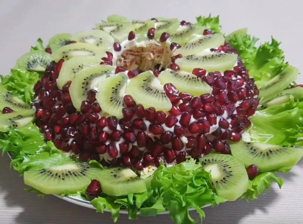 Киви гранат. Салат дамский каприз с киви и гранатом. Творог с гранатом. Салат дамский каприз с киви и гранатом. “дамский каприз” с гранатом и киви.