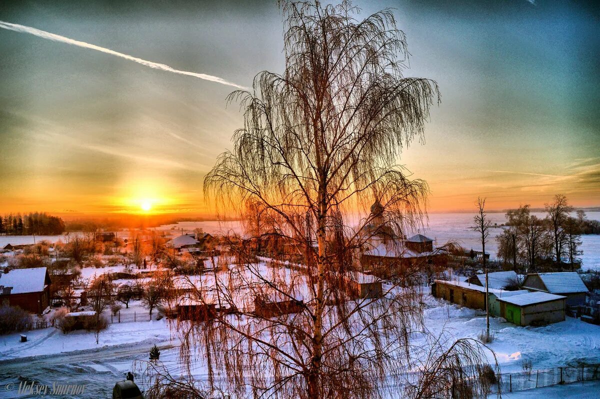 Зимний закат. Рассвет в деревне зимой. Зима в деревне. Солнце зимой. Песня день весенний не морозный день веселый