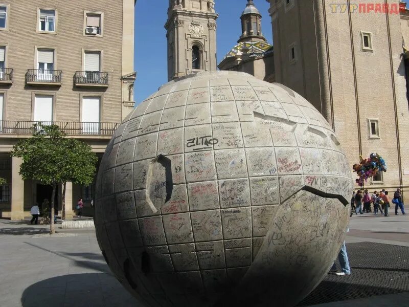Памятник глобус. Монумент «Глобус» Пенза. Глобус Пенза памятник. Памятник глобусу в Москве. Памятник земному шару.